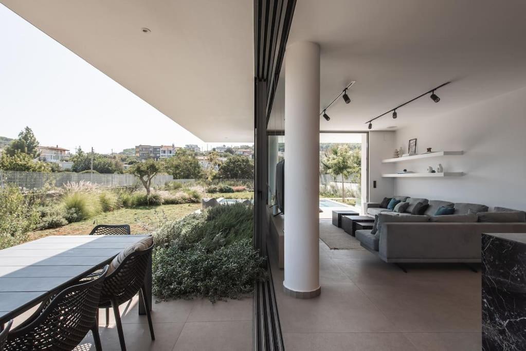 Villa Seaside With A Pool *